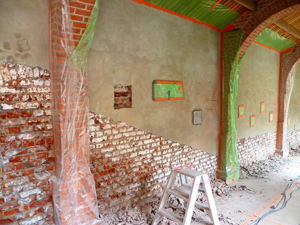 1-decapage-des-enduits-contamines-par-lhumidite-et-le-salpetre