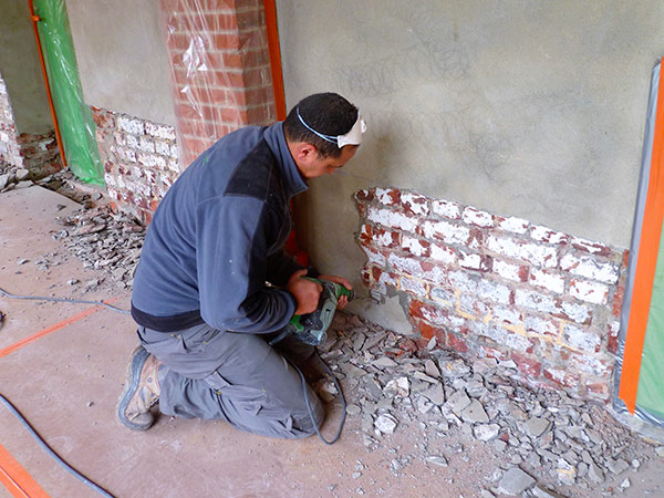 1-preparation-des-murs-par-decapage-des-enduits