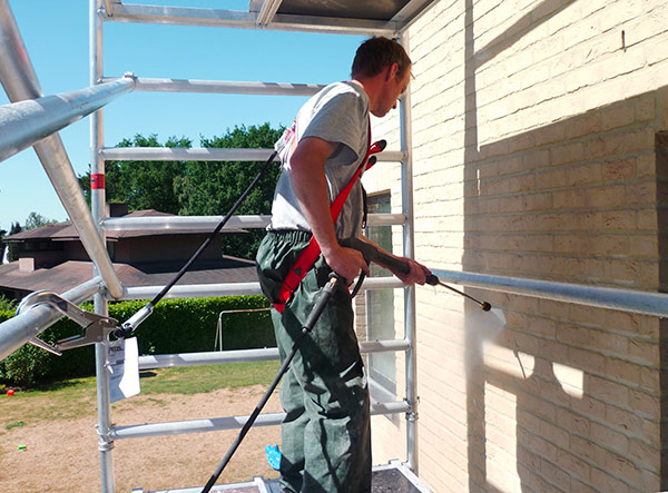 4-application-dun-produit-de-nettoyage-et-nettoyage-a-leau-sous-pression