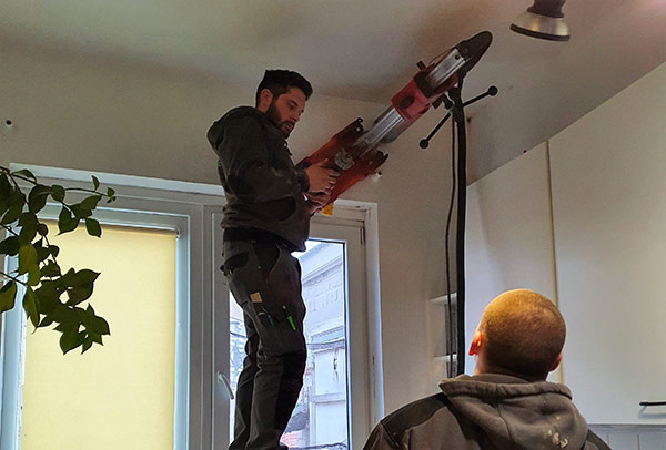 4-carottage-percement-du-mur-par-linterieur-au-diametre-adapte-a-lappareil-de-ventilation